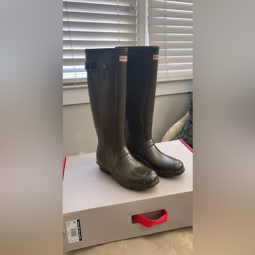 Excellent condition Hunter Swamp Green Tall Boots size 10